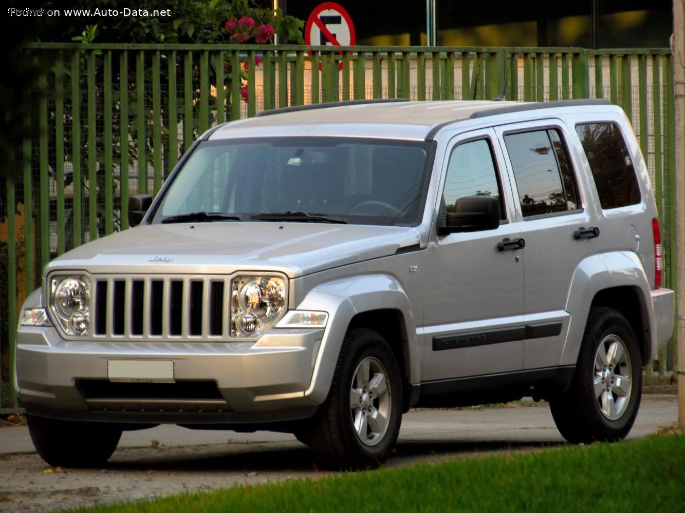 Jeep Cherokee Cherokee IV (KK) — фото 2