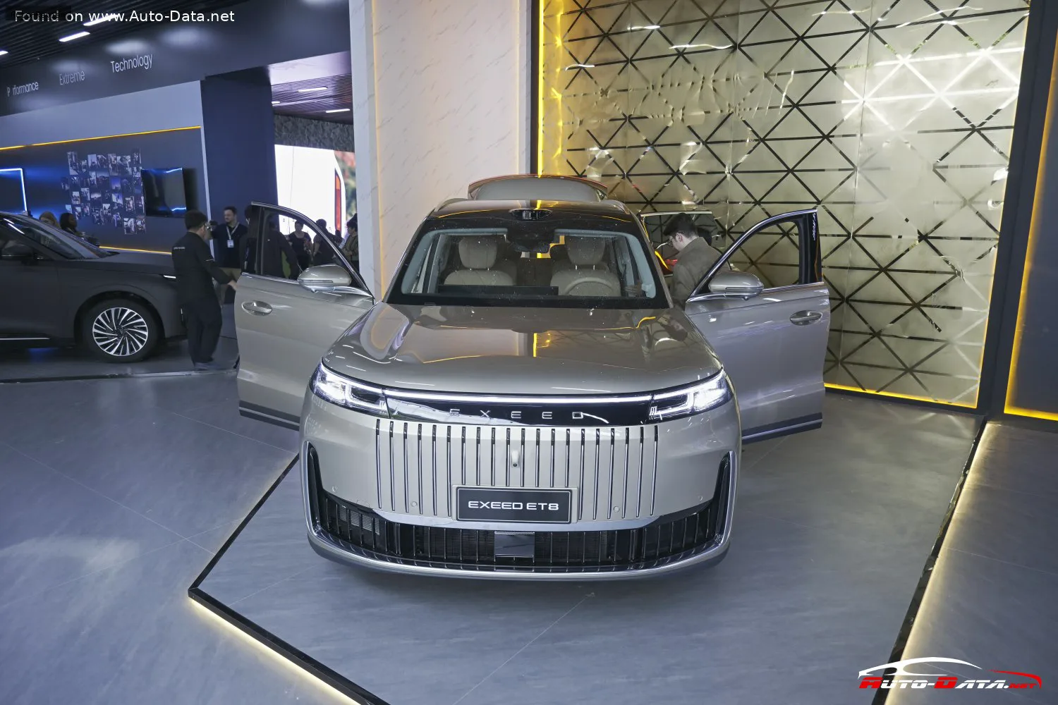 Exeed ET8