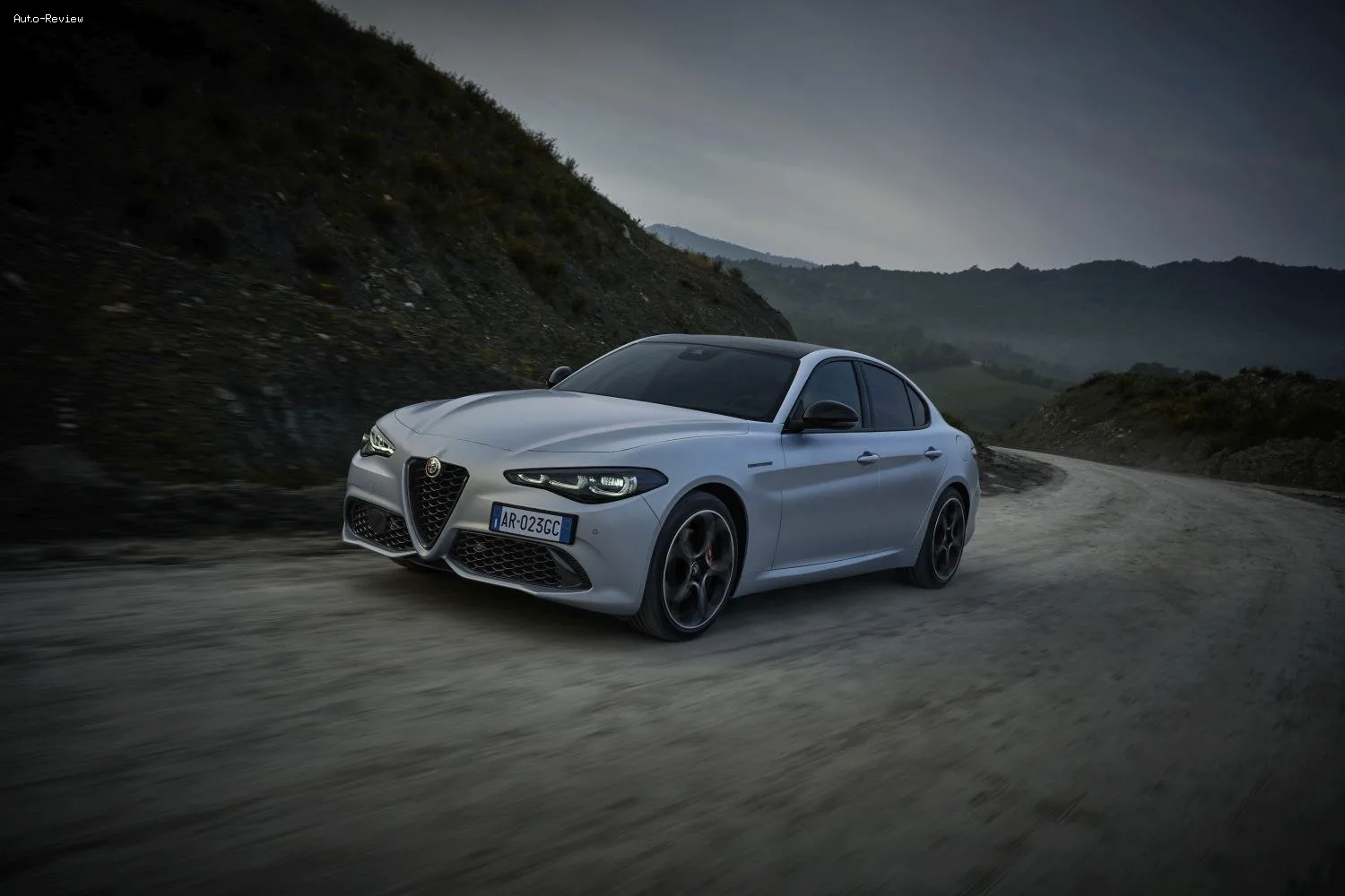 Alfa Romeo Giulia Giulia (952, facelift 2022) 2.0 Turbo (280 лс) Q4 Automatic 2022 -