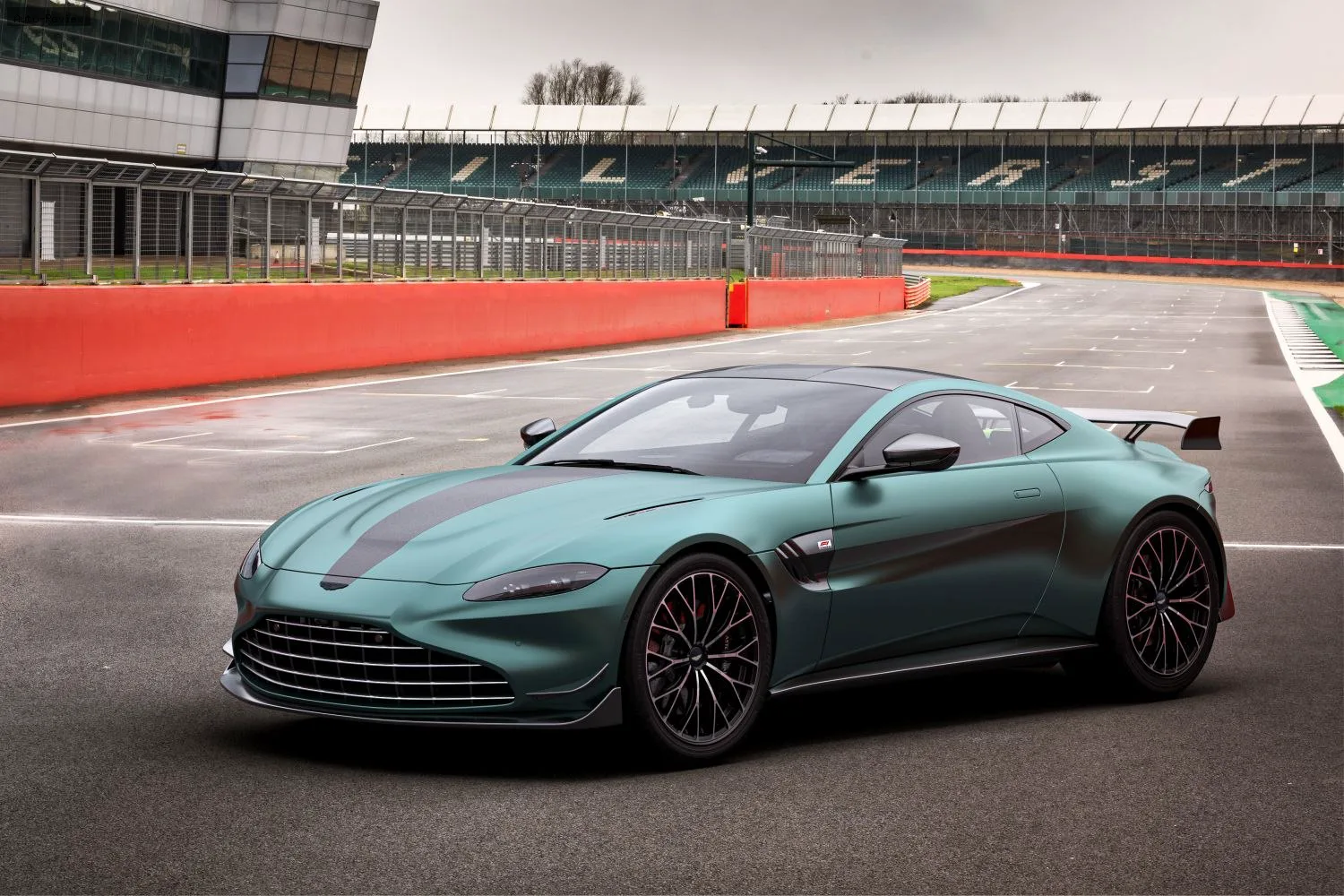 Aston Martin V8 Vantage V8 Vantage (2018) F1 Edition 4.0 V8 (535 лс) Automatic 2021 - 2024
