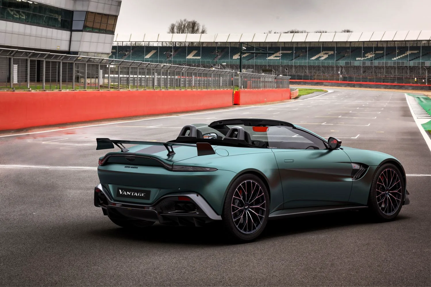 Aston Martin V8 Vantage V8 Vantage (2018) F1 Edition 4.0 V8 (535 лс) Automatic 2021 - 2024 — фото 3
