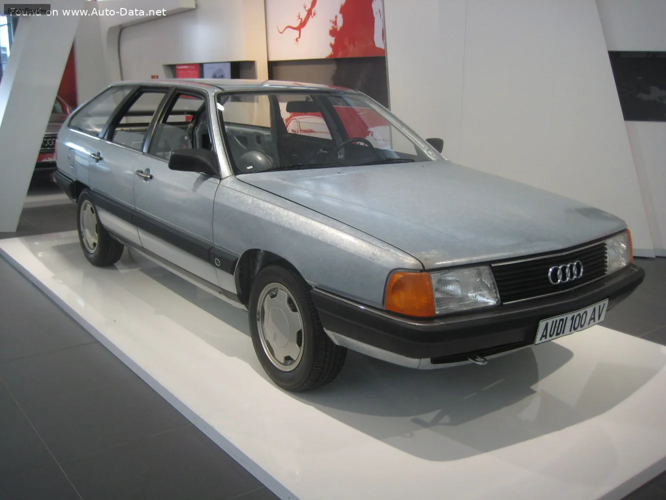 Audi 100 100 Avant (C3, Typ 44, 44Q) 2.0 CAT (113 лс) 1986 - 1987