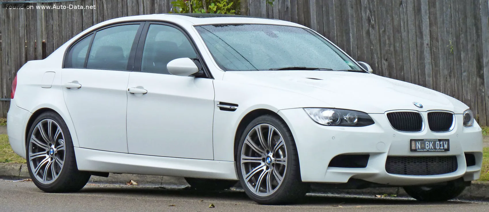 BMW M3 M3 (E90 LCI, facelift 2008) 4.0 V8 (420 лс) 2010 - 2011
