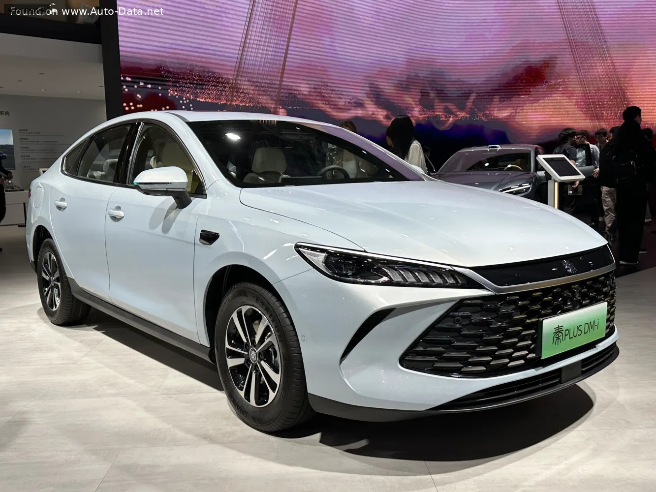BYD Qin Qin Plus II (facelift 2025) DM-i 1.5L 7.68 kWh (163 лс) Plug-in Hybrid E-CVT 2025 - 2026