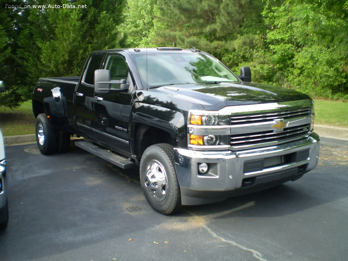 Chevrolet Silverado 3500 HD Silverado 3500 HD III (K2XX) Double Cab Long Box 6.0 V8 (360 лс) 4WD DRW Automatic 2015 - 2019 — фото 3