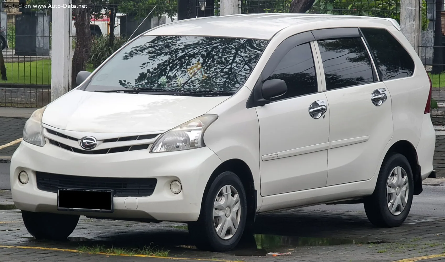 Daihatsu Xenia Xenia II (F650) 1.3 (92 лс) Automatic 2011 - 2015