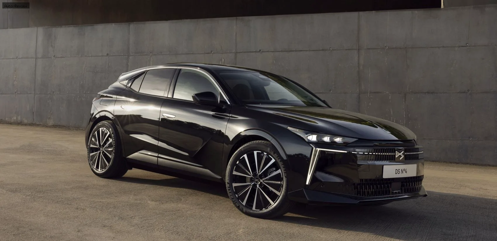 DS N°4 N°4 II (facelift 2025) 61 kWh (213 лс) E-TENSE 2025 -