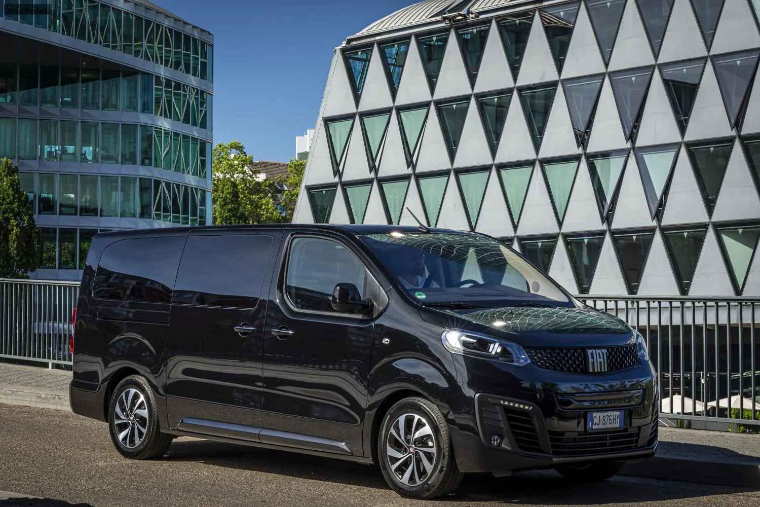 Fiat Ulysse E-Ulysse III 75 kWh (136 лс) Standard 8 Seat 2022 -