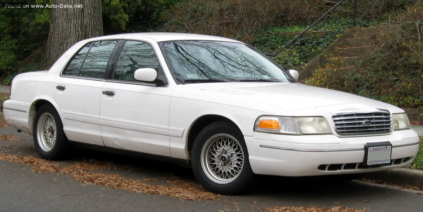 Ford Crown Victoria Crown Victoria (P7) 4.6 i V8 LX Sport (238 лс) 1999 - 2003