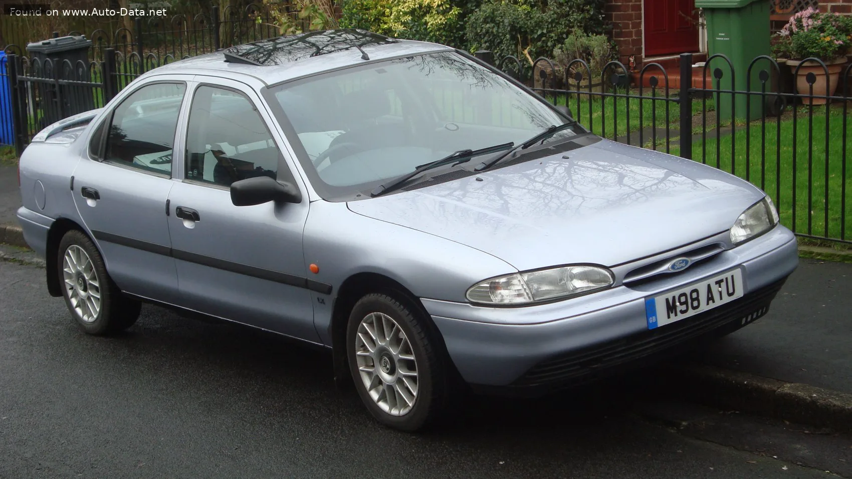 Ford Mondeo Mondeo I Sedan 1.8 i 16V (115 лс) 1993 - 1994 — фото 3