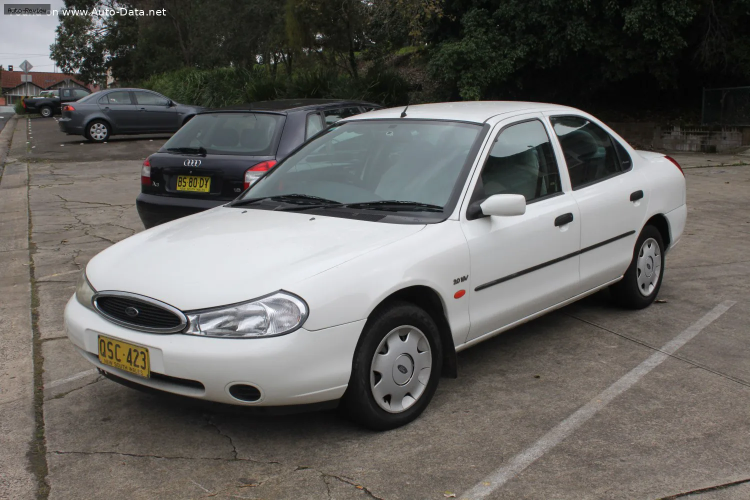 Ford Mondeo Mondeo I Sedan (facelift 1996) 2.0i (130 лс) Automatic 1996 - 2001