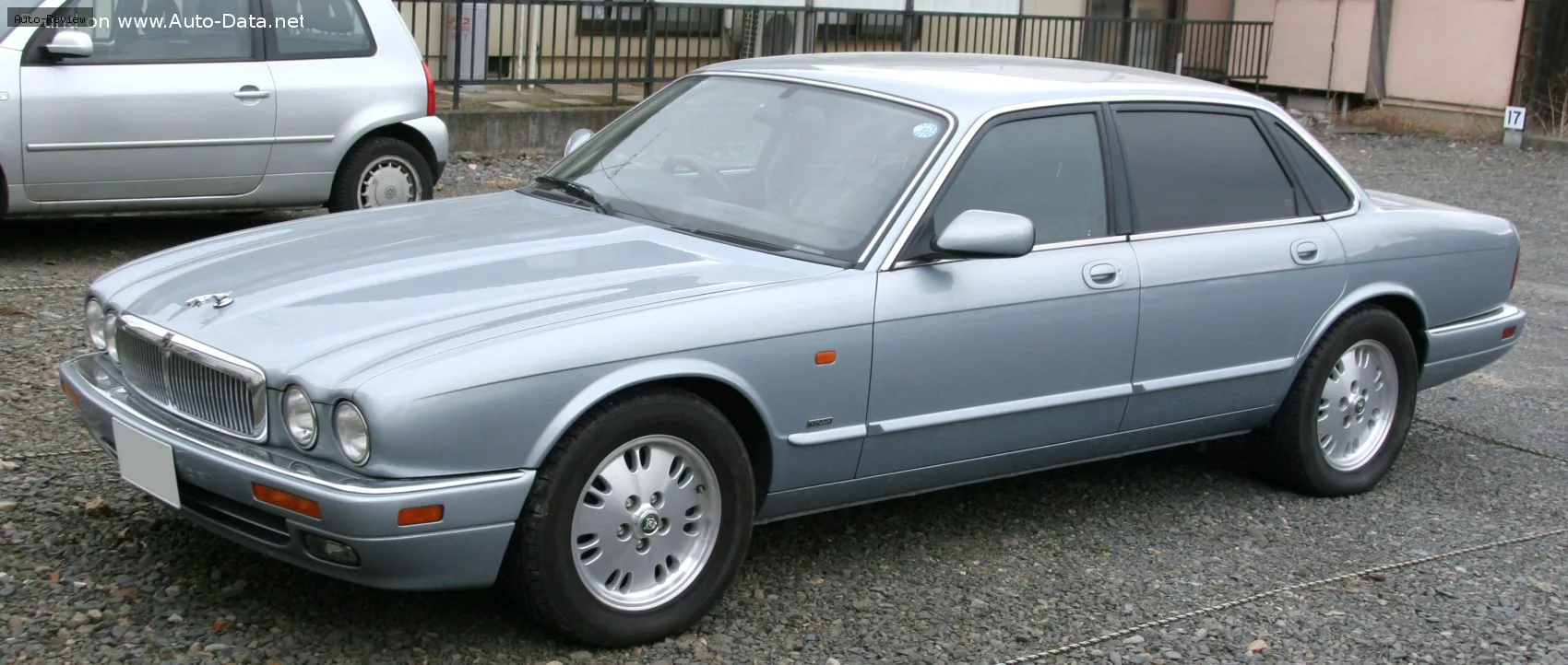Jaguar XJ XJ (X300) 3.2 24V Classic (211 лс) Automatic 1994 - 1997