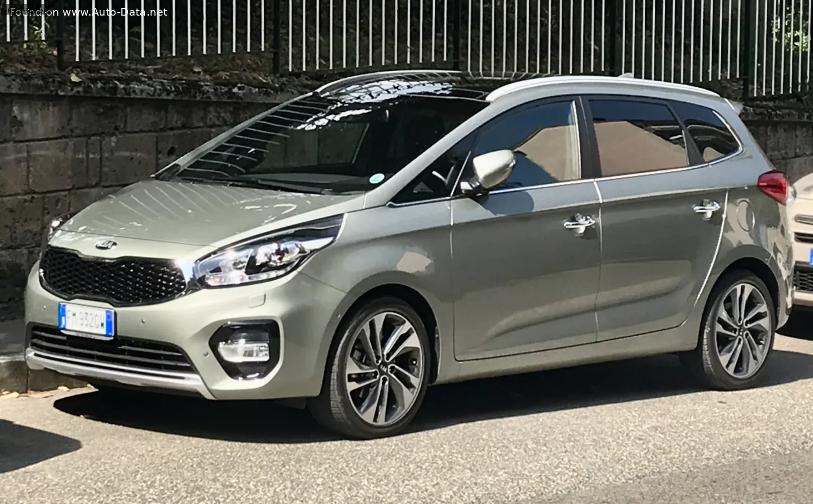 Kia Carens Carens III (RP, facelift 2016) 2.0 GDI (166 лс) Automatic 7 Seat 2016 - 2019 — фото 3