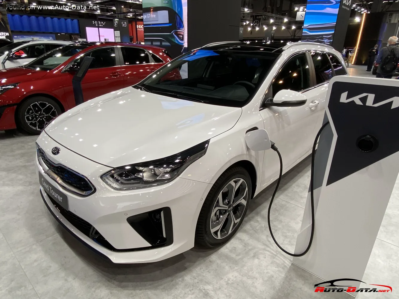 Kia Cee'd Ceed III Sportswagon 1.6 GDi (141 лс) Plug-in Hybrid DCT 2020 - 2021 — фото 3