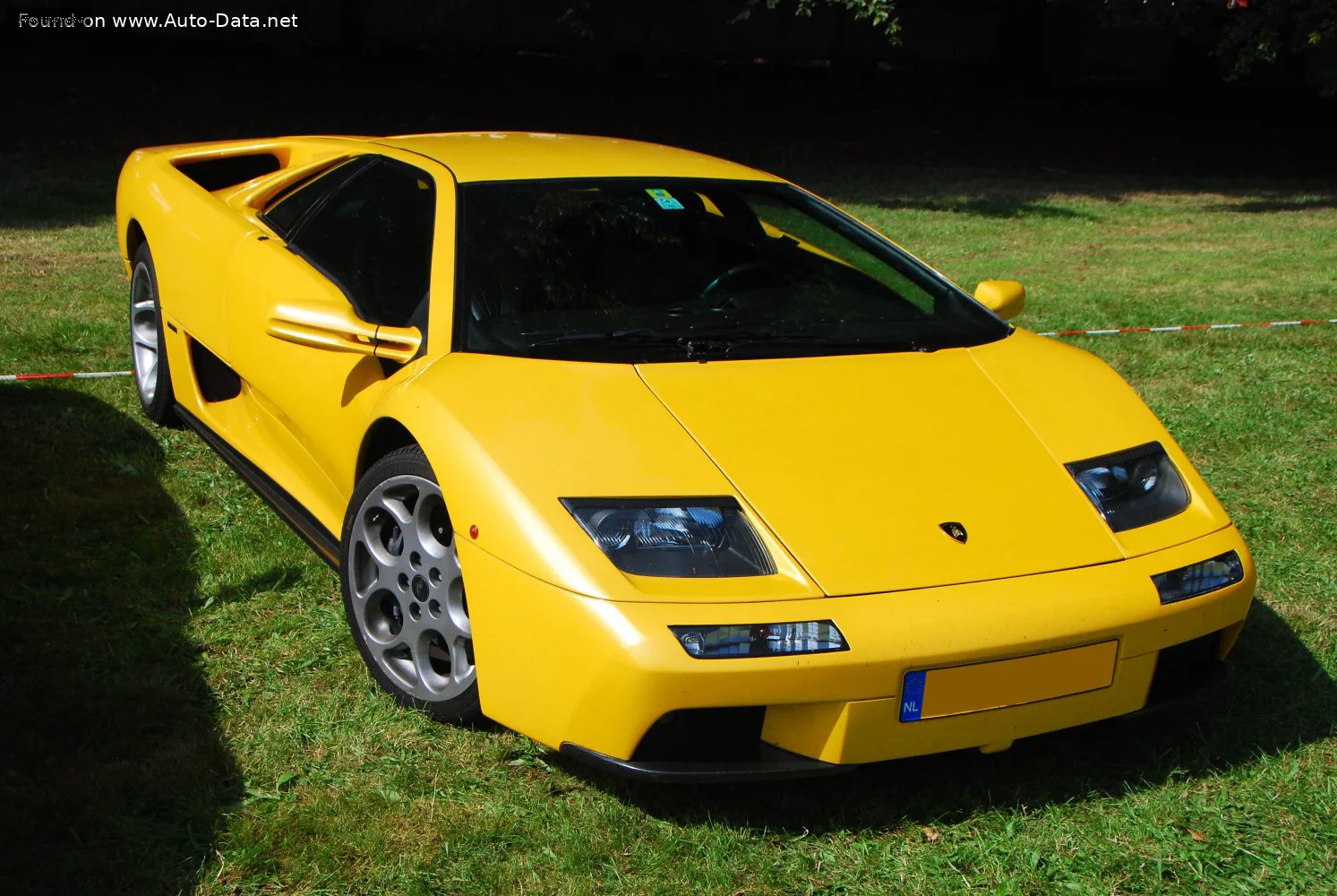 Lamborghini Diablo Diablo (facelift 1999) GT 6.0 V12 (575 лс) 1999 - 2000 Максимальная скорость 338 км/ч210 mph0-100 км/ч3.7 сек0-60 mph: 3.5 секОбъем двигателя 6.0 л5992 см3 | 365.65 cu. in. — фото 3