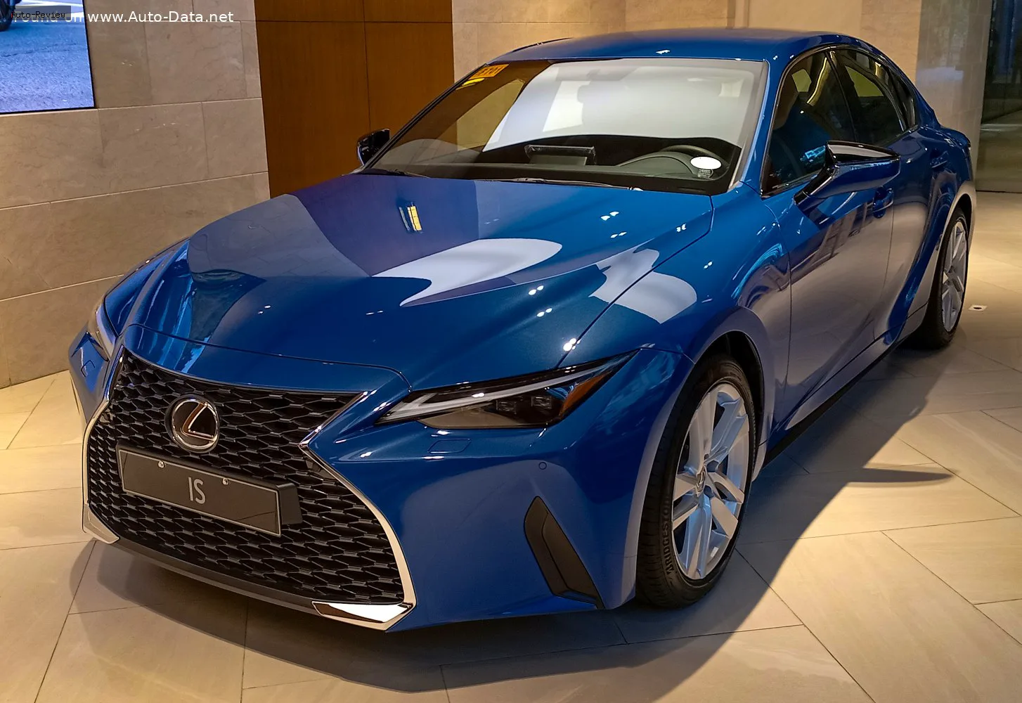 Lexus IS IS III (XE30, facelift 2020) 300h (220 лс) Hybrid e-CVT 2020 - 2025