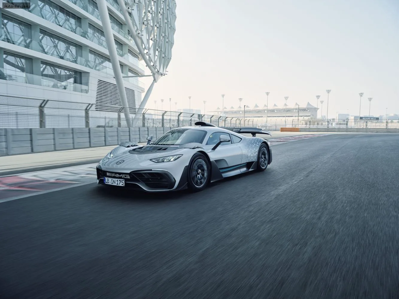 Mercedes-Benz AMG ONE AMG ONE 1.6 V6 E PERFORMANCE (1063 лс) Plug-in Hybrid 4MATIC+ 2022 -