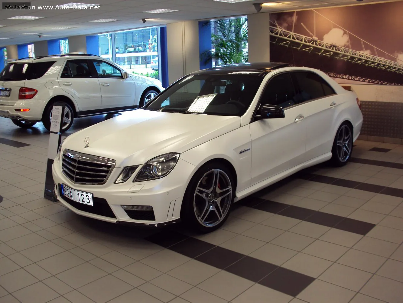 Mercedes-Benz E-Класс E-Класс (W212) AMG E 63 V8 (525 лс) AMG SPEEDSHIFT MCT 2009 - 2011 — фото 3