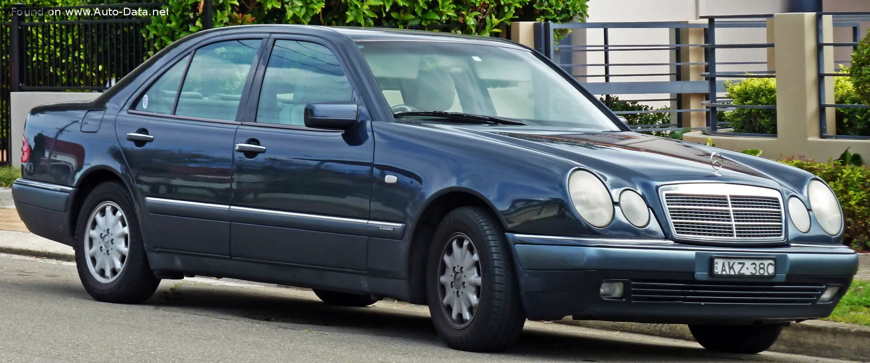 Mercedes-Benz E-Класс E-Класс (W210) E 320 (220 лс) Automatic 1994 - 1997