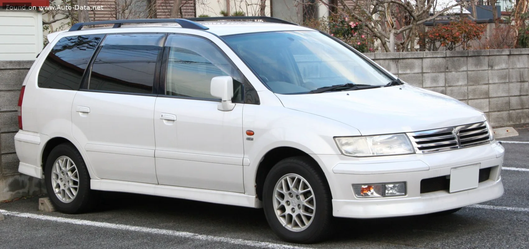Mitsubishi Chariot Chariot Grandis (N11) 2.3 i 16V GDI SE (165 лс) 1997 - 2003 — фото 3