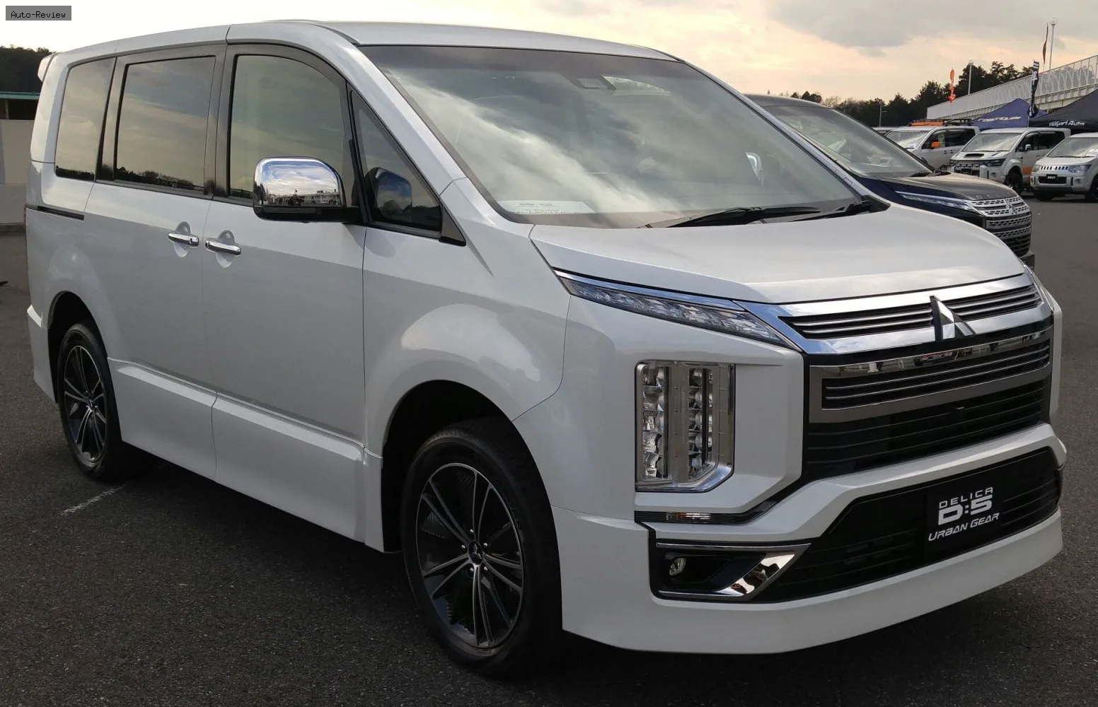 Mitsubishi Delica Delica (D5, facelift 2019) 2.3 DI-D (145 лс) 4WD Automatic 2019 -