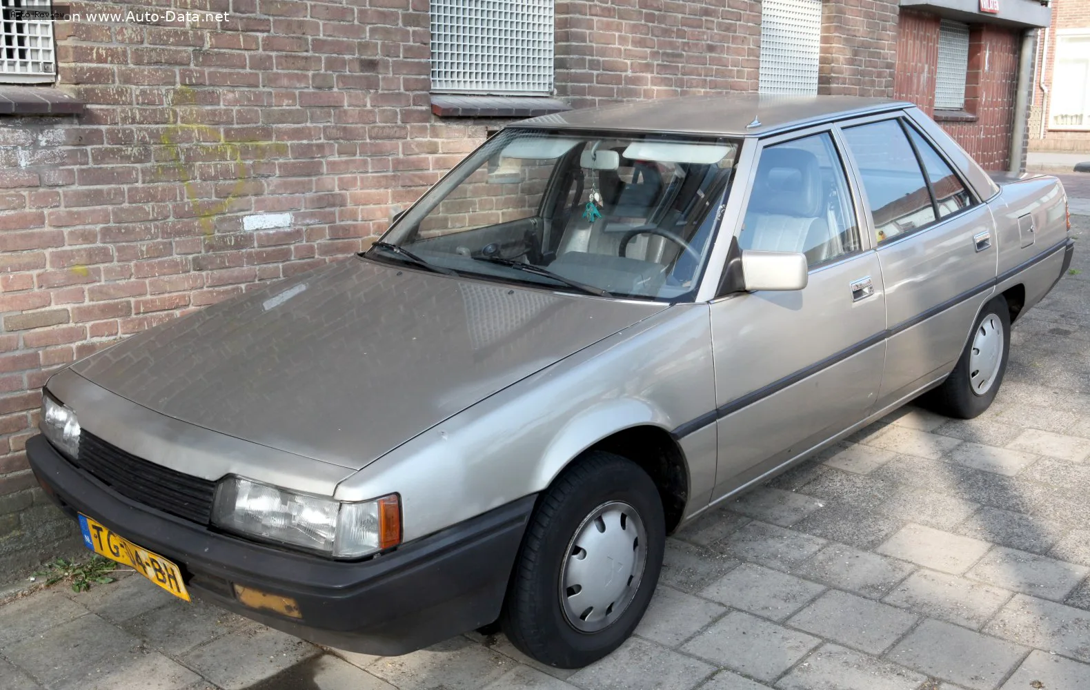 Mitsubishi Galant Galant V 2.0 GLS (E15A) (90 лс) 1986 - 1987