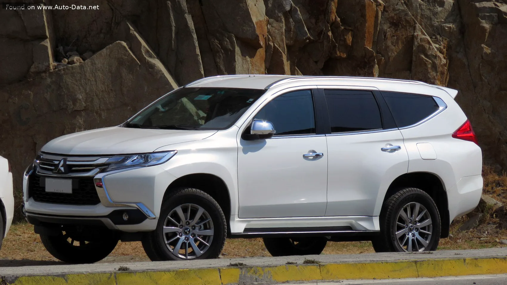 Mitsubishi Montero Sport Montero Sport III 2.5 DI-D (136 лс) Super Select 4WD Automatic 2015 - 2019
