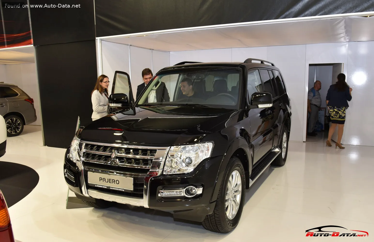 Mitsubishi Pajero Pajero IV (facelift 2015) 3.2 DI-DC (190 лс) 4x4 Automatic 2015 - 2018