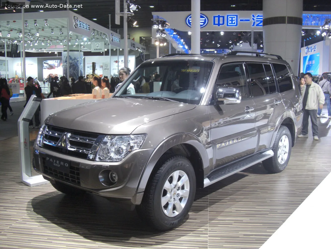 Mitsubishi Pajero Pajero IV (facelift 2012) 3.2 DI-DC (197 лс) 4x4 5 Seat 2012 - 2015
