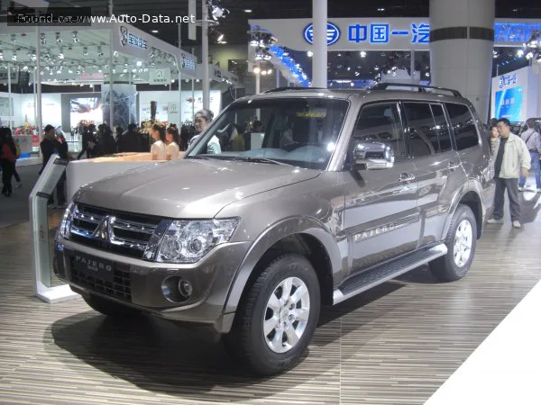 Mitsubishi Pajero Pajero IV (facelift 2012) 3.2 DI-DC (197 лс) 4x4 5 Seat Automatic 2012 - 2015 — фото 2