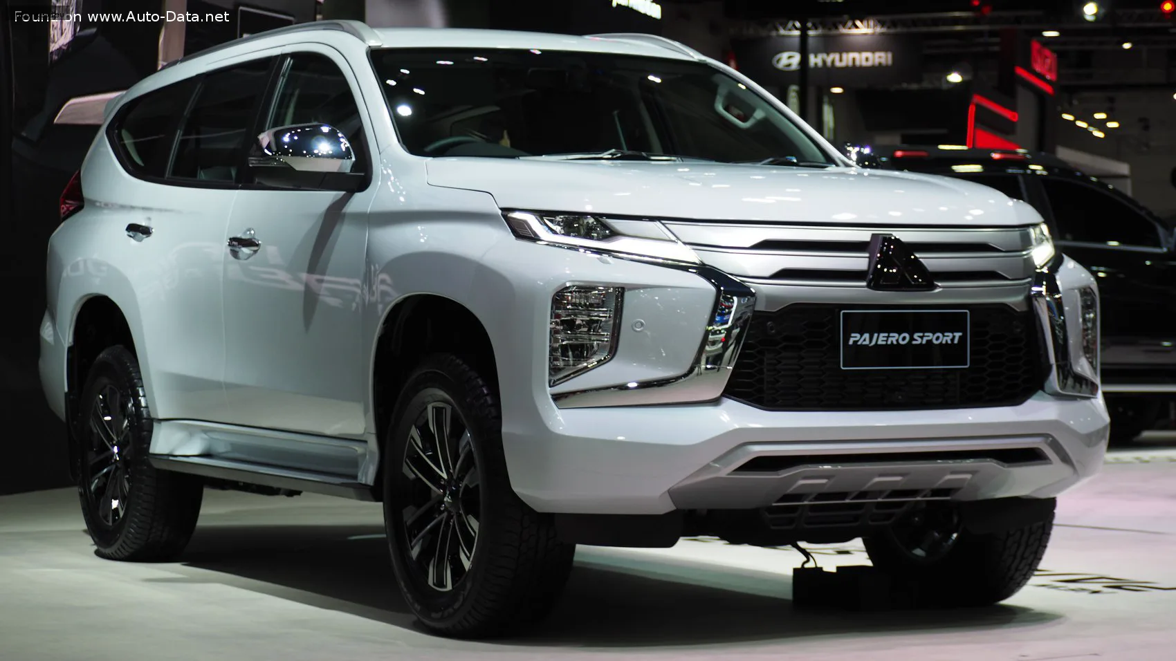 Mitsubishi Pajero Sport Pajero Sport III (facelift 2019) 2.4 DI-D (181 лс) 4WD Automatic 2019 - 2024