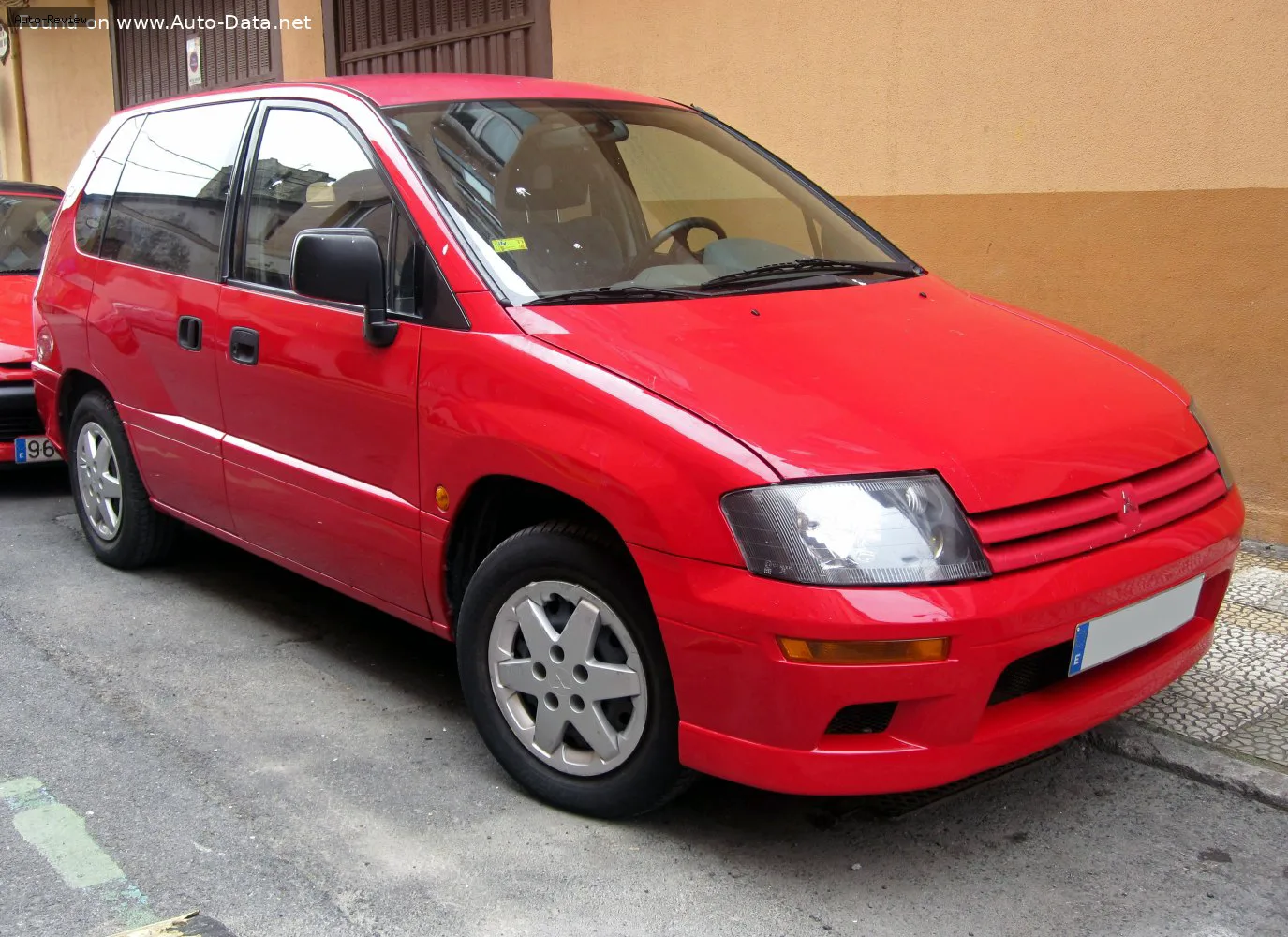Mitsubishi Space Runner Space Runner (N50) 2.0 (136 лс) 1999 - 2002
