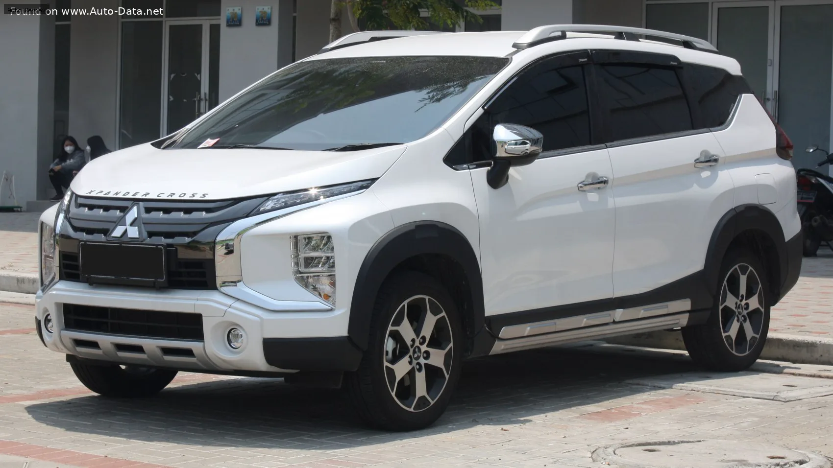 Mitsubishi Xpander Xpander Cross 1.5 MIVEC (105 лс) 2019 - 2022