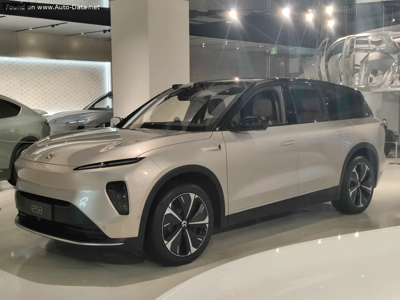 NIO ES8 ES8 II Long Range 100 kWh (653 лс) i4WD Electric 2023 - 2025 — фото 3