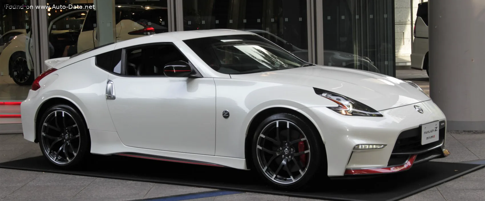 Nissan 370Z 370Z Coupe (facelift 2017) Nismo 3.7 V6 (350 лс) Automatic (USA) 2017 - 2020 — фото 3
