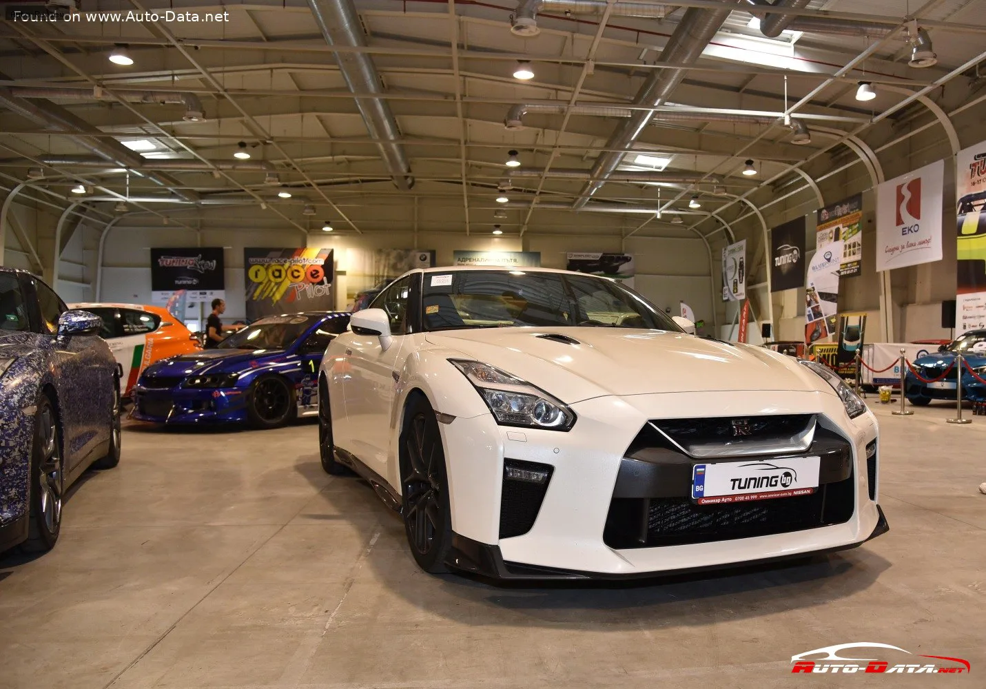 Nissan GT-R GT-R (R35, facelift 2016) 3.8 V6 (570 лс) AWD DCT 2016 - 2023 — фото 3