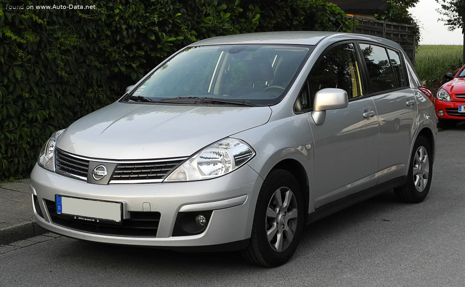 Nissan Tiida Tiida Sedan 1.6 i (110 лс) 2004 - 2008