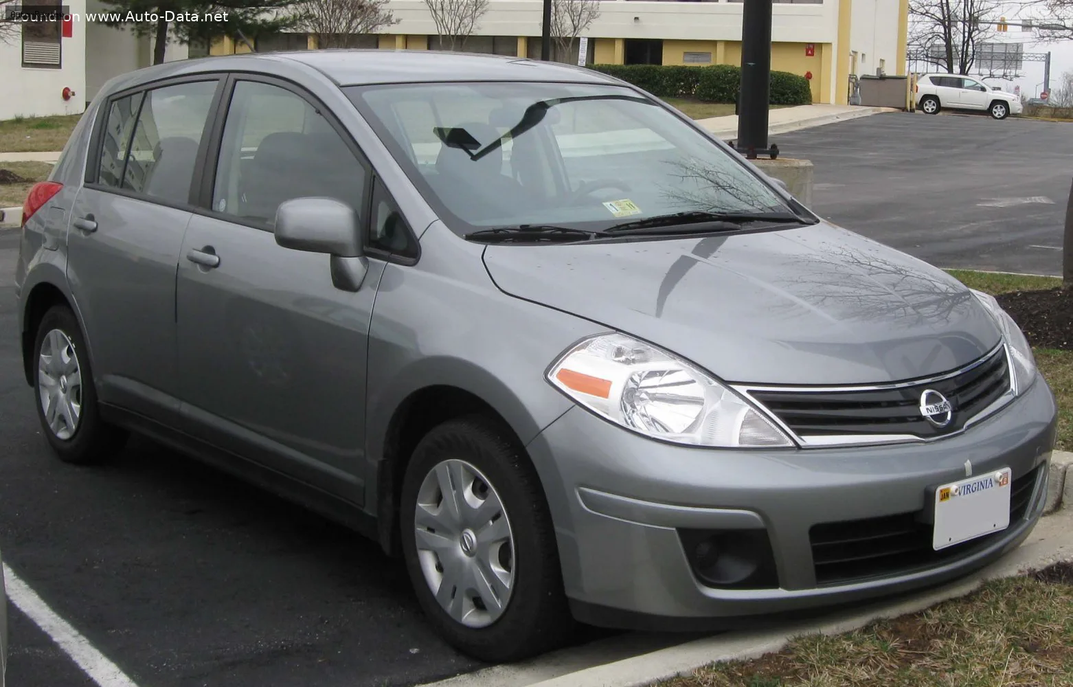 Nissan Versa Versa Hatch 1.8 (122 лс) Automatic 2006 - 2011