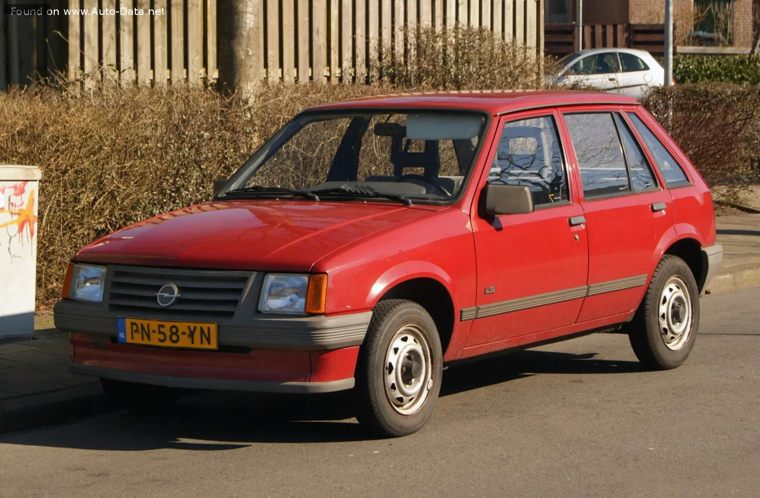 Opel Corsa Corsa A 1.2 S (55 лс) 1982 - 1983 — фото 2