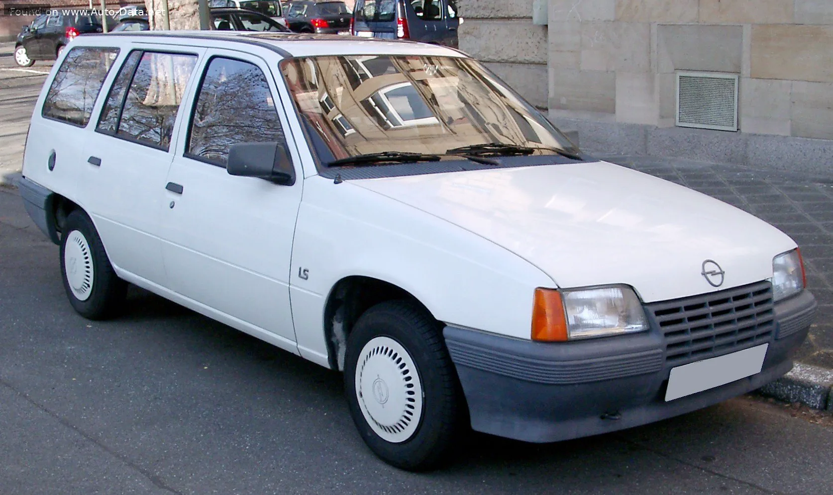 Opel Kadett Kadett E Caravan 1.3 S (75 лс) 1984 - 1986 — фото 3