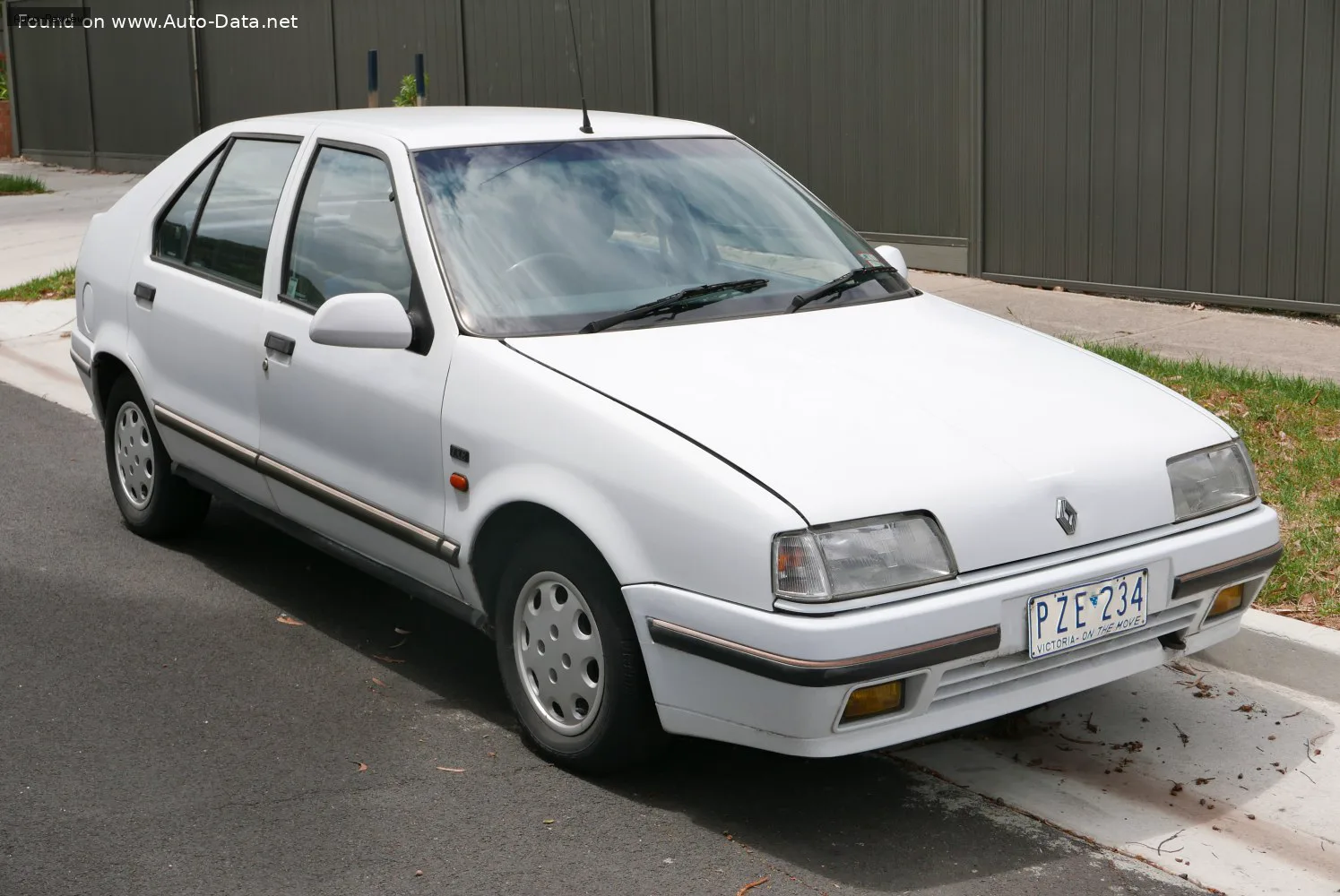 Renault 19 19 I (B/C53) 1.8 16V (B/C53D) (135 лс) 1989 - 1992