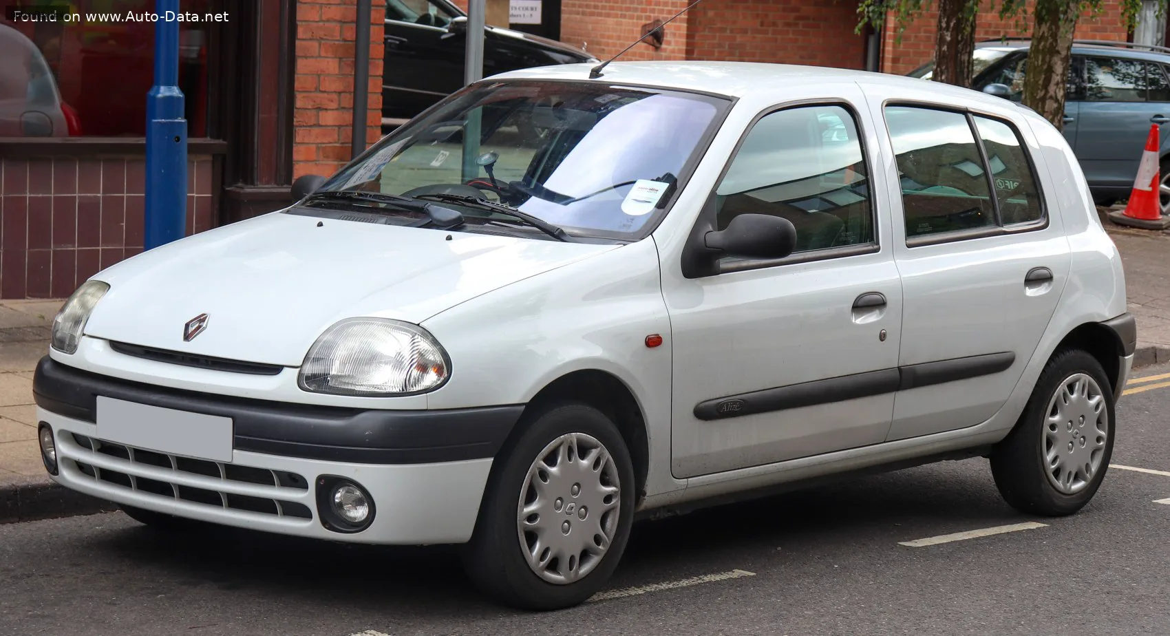 Renault Clio Clio II (Phase I) 5-door 1.4 16V (98 лс) Automatic 1999 - 2000 — фото 3