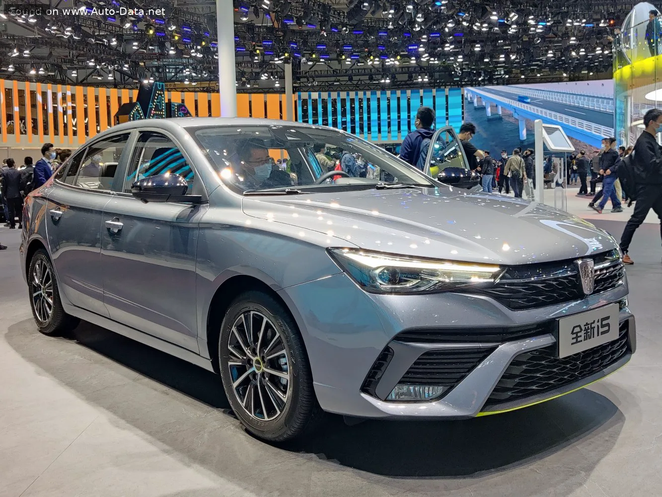 Roewe i5 i5 (facelift 2021) 1.5 (120 лс) CVT 2021 - 2023