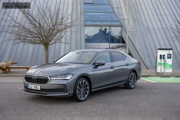Skoda Superb Superb IV iV 1.5 TSI (272 лс) Plug-in Hybrid DSG 2026 - — фото 2