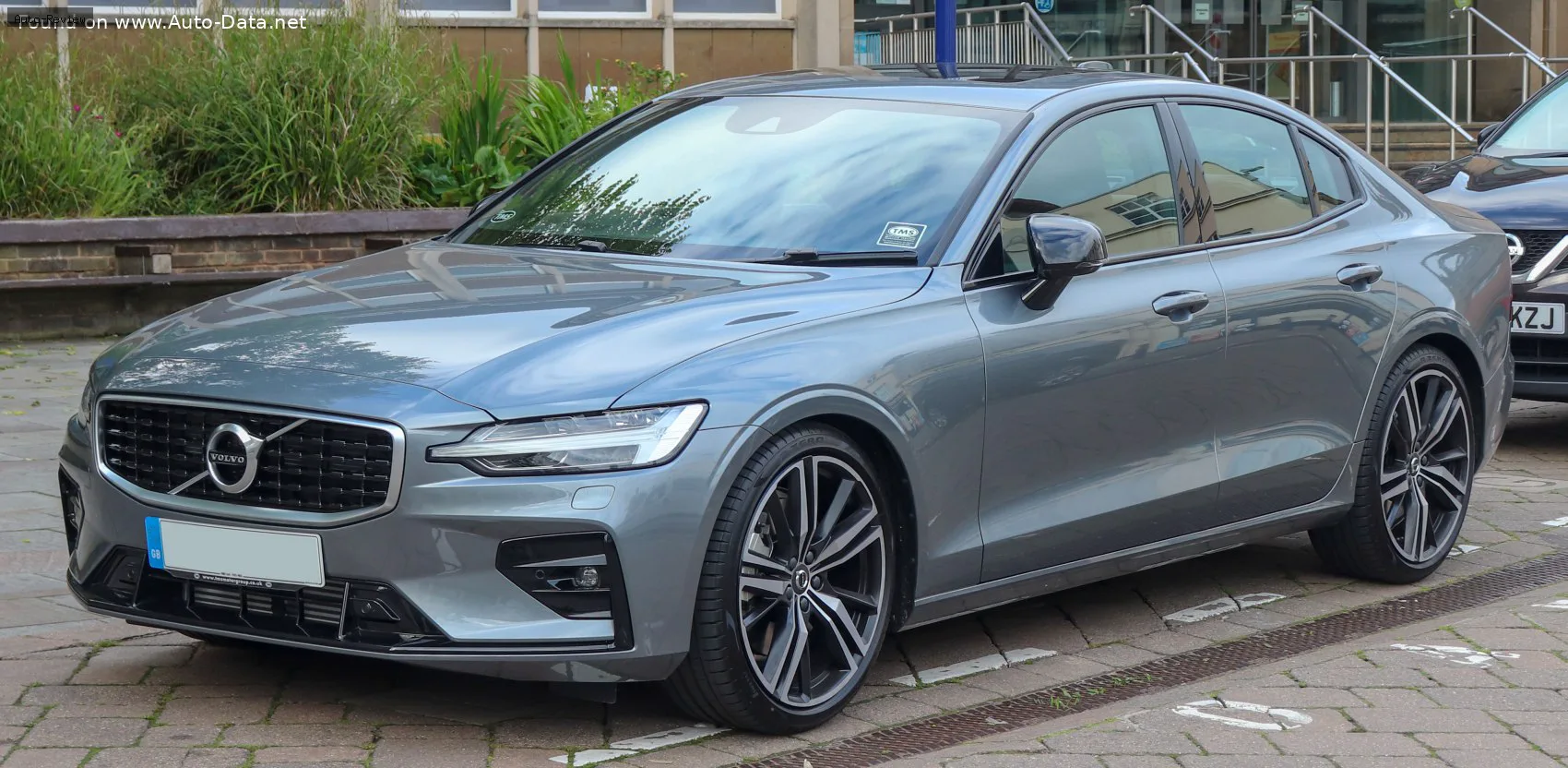Volvo S60 S60 III 2.0 B4 (197 лс) Mild Hybrid DCT EVO 2022 -