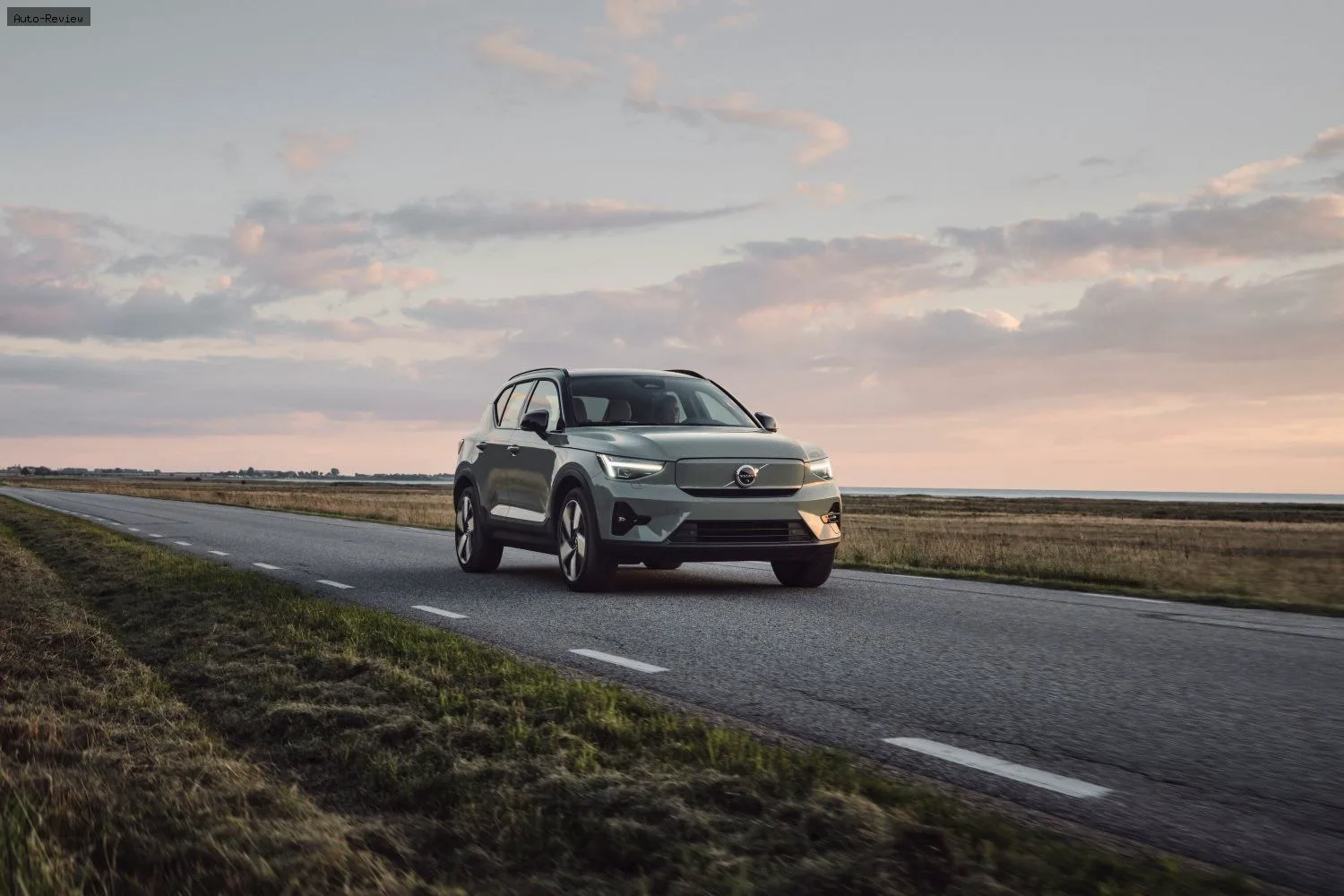 Volvo XC40 XC40 (facelift 2022) 1.5 T2 (129 лс) 2022 - 2026