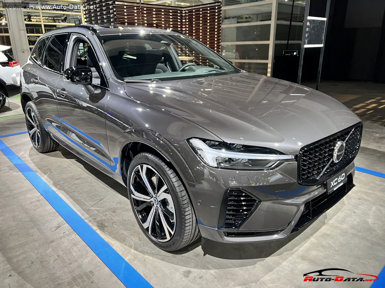Volvo XC60 XC60 II (facelift 2021) Recharge 2.0 T8 (303 лс) Plug-in Hybrid AWD Geartronic 2021 - 2021