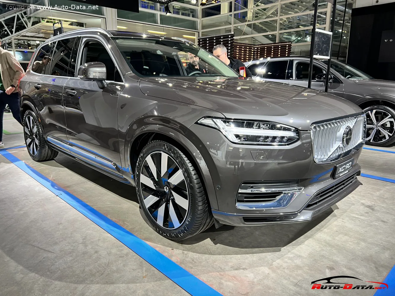 Volvo XC90 XC90 II (facelift 2019) Recharge 2.0 T8 (455 лс) Plug-in Hybrid AWD Geartronic 6-7 Seat 2021 - 2024